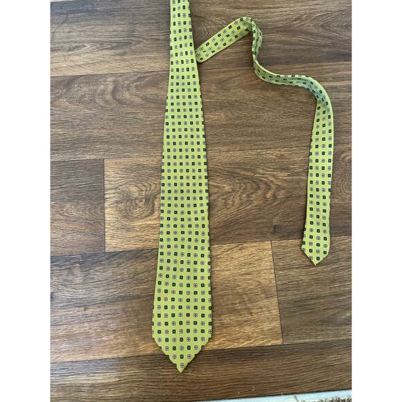 Brooks Brothers gold tie with blue geometric floral like pattern - Picture 6 of 16